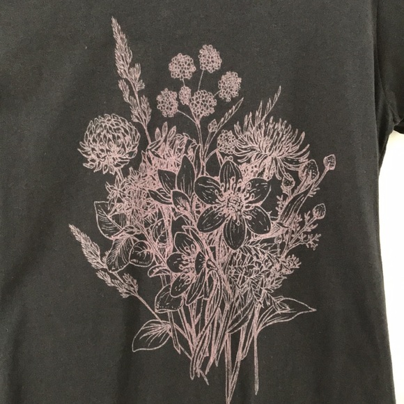NWOT Black graphic tee Sz Medium cotton dark garden floral bouquet graphic Tee. - Picture 2 of 9